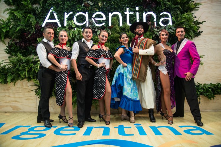 Folclore en el stand argentino