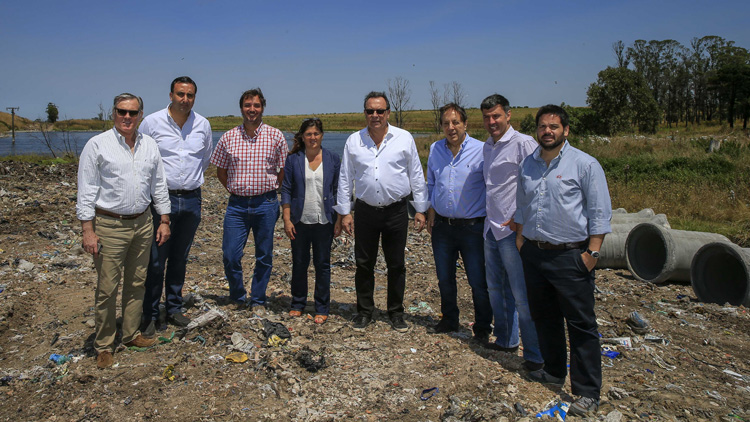 El ministro Santos junto a autoridades provinciales y municipales en la recorrida por las obras