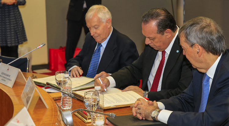 Santos firma el convenio para avanzar con la organización del congreso de la lengua