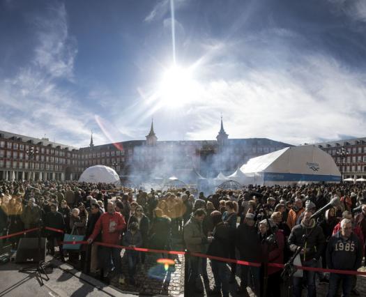 Plaza Mayor se llenó de espectadores que disfrutaron la propuesta argentina