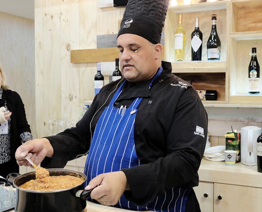 Día 2. El chef sanjuanino Mauricio Barón cocina una delicia regional en el stand argentino